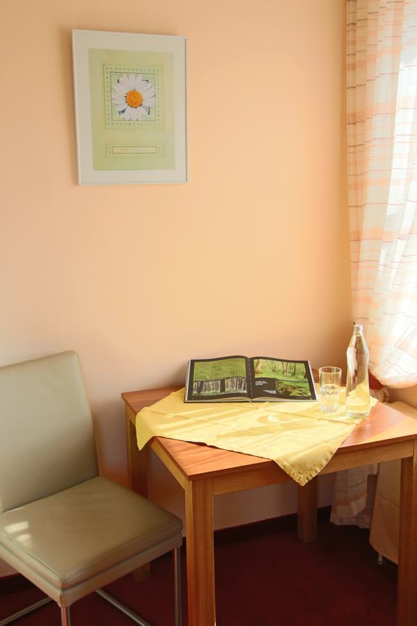 Hotel Pension Leiner Neusiedl am See Bagian luar foto